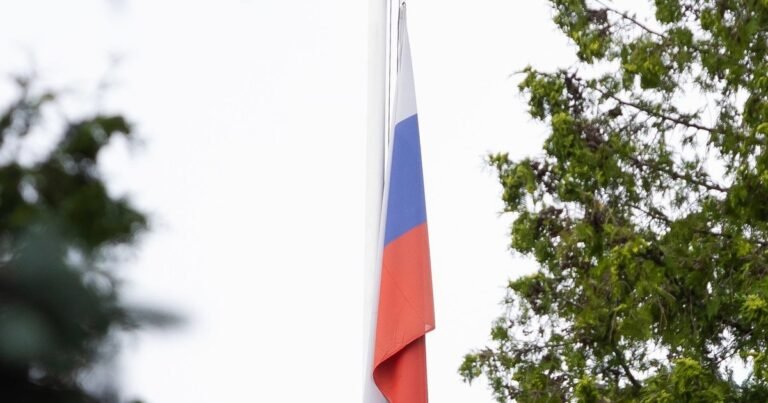Krata ir apklausa sukrėtė „Novaja gazeta“: vyr. redaktorius paleistas, tačiau byla lieka miglota