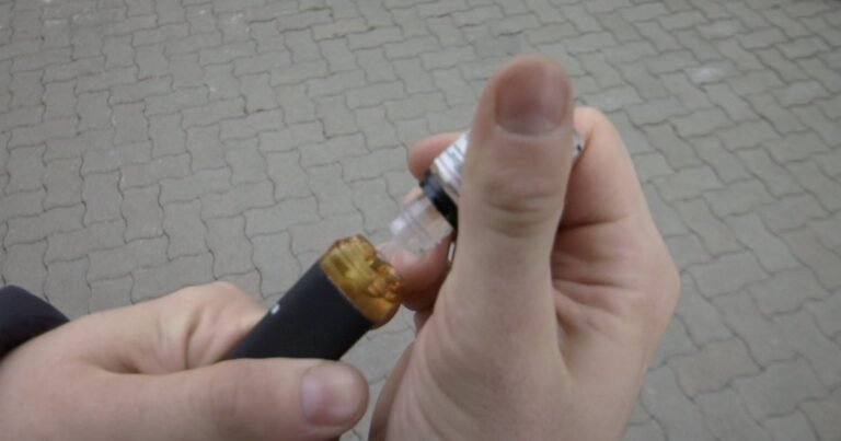 Vienkartinėms e. cigaretėms – svarbus Seimo komisijos sprendimas: laukia kova dėl draudimo ribų
