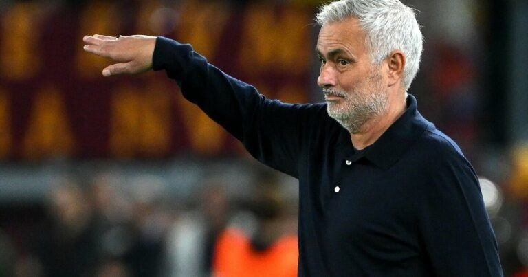 Real“ išplėšė dramatišką pergalę Romoje: Mourinho pripažino savo kaltę, o sirgaliai jį sujaudino
