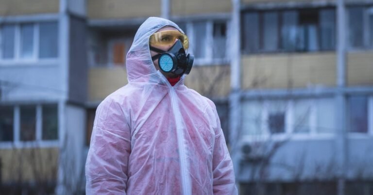 Rusijoje – nerimą kelianti paslaptis: ar už maro protrūkio slepiasi daugiau nei sudužęs mėgintuvėlis?