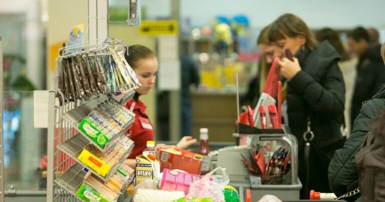 Prieš Vėlines žvakių paklausa šoks 5–6 kartus: štai kaip išvengti atliekų pertekliaus