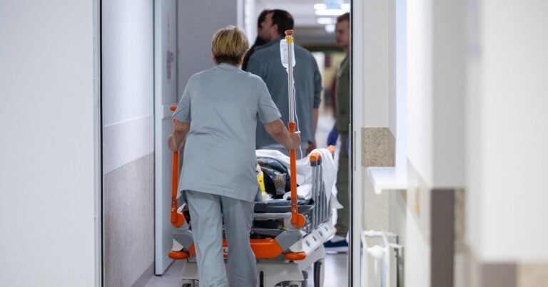 Pacientė atsidūrė ant gyvybės ir mirties ribos: nuo 2027-ųjų gydymo eilės gali dar labiau išaugti
