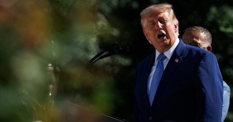 Trumpas svarsto netikėtą sprendimą dėl Rusijos „šešėlinio laivyno“: sankcijos gali būti švelninamos su viena svarbia išlyga